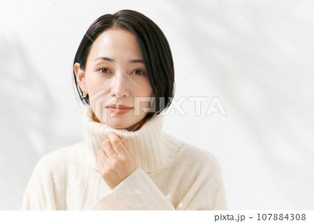 白いセーターを着た女性 白いセーターを着た女性 107884308