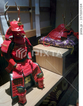 Sanada's armor set / 戦国時代・真田家の赤備え甲冑(座位.座像) 107884384