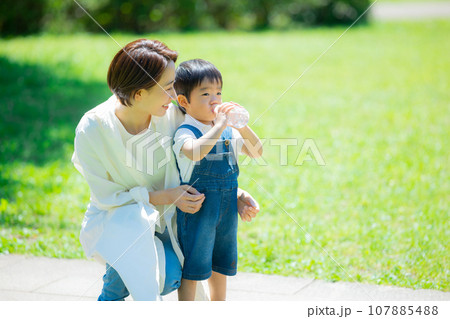 芝生の広場の子供 芝生の広場の子供 107885488