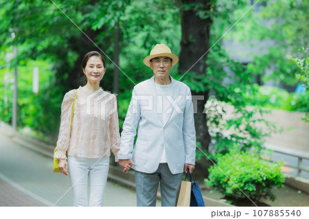 買い物をするミドル夫婦 買い物をするミドル夫婦 107885540