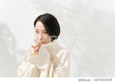 白いセーターを着た女性 107885929