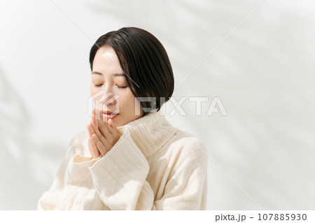白いセーターを着た女性 白いセーターを着た女性 107885930