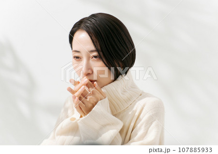 白いセーターを着た女性 白いセーターを着た女性 107885933