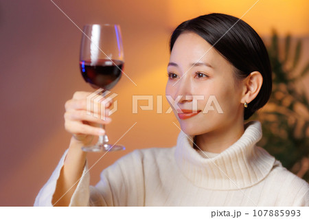 赤ワインと女性 赤ワインと女性 107885993