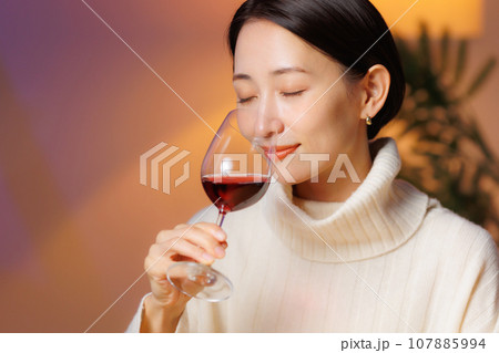 赤ワインと女性 107885994