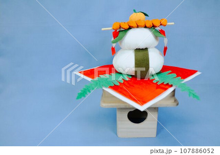 手作りちりめんの鏡餅 107886052