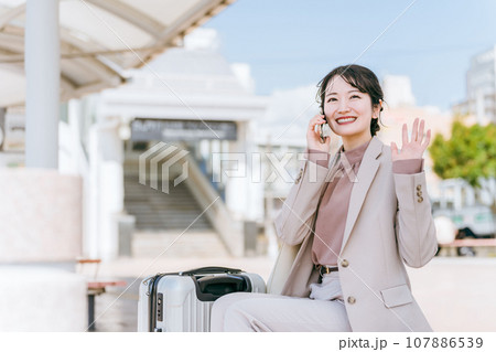 出張・旅行でバス停・タクシー乗り場・待合所にいる女性(スマホ・電話・通話・待ち合わせ) 出張・旅行でバス停・タクシー乗り場・待合所にいる女性(スマホ・電話・通話・待ち合わせ) 107886539