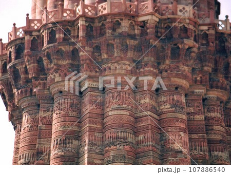 ニューデリー 　世界遺産クトゥブ・ミナールの壁面彫刻 107886540