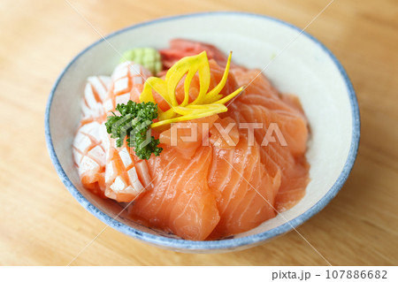Japanese rice with fresh salmon slice sashimi Japanese rice with fresh salmon slice sashimi 107886682