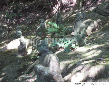 熊本市西区松尾町、宮本武蔵が五輪書を著した山麓の洞窟「霊巌洞」にある五百羅漢 熊本市西区松尾町、宮本武蔵が五輪書を著した山麓の洞窟「霊巌洞」にある五百羅漢 107886859