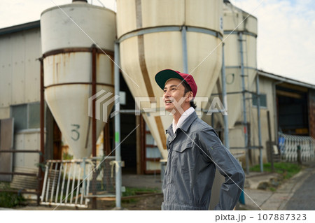 酪農家の男性 酪農家の男性 107887323