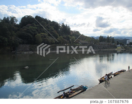 熊本県人吉市、日本三大急流として名高い球磨川（くまがわ）の風景 107887676