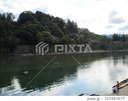 熊本県人吉市、日本三大急流として名高い球磨川（くまがわ）の風景 107887677