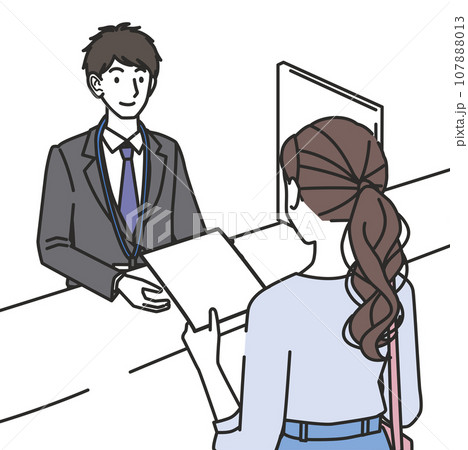 窓口で書類を渡す女性 窓口で書類を渡す女性 107888013