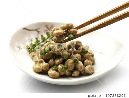 納豆を箸で持ち上げる 和食といえば納豆ご飯( 日本食 朝ごはん イメージ )栄養満点の大豆を使った日 納豆を箸で持ち上げる 和食といえば納豆ご飯( 日本食 朝ごはん イメージ )栄養満点の大豆を使った日 107888291