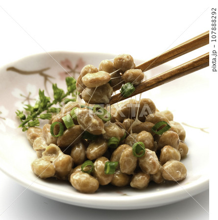 納豆を箸で持ち上げる 和食といえば納豆ご飯（ 日本食 朝ごはん イメージ ）栄養満点の大豆を使った日 107888292