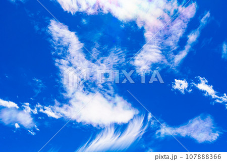 秋の青空に漂う彩雲　a-3 高彩度コントラスト 107888366