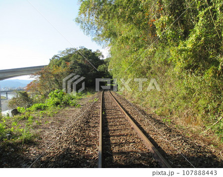 令和2年7月豪雨で大きな被害を受けた「くま川鉄道」の線路の風景 107888443