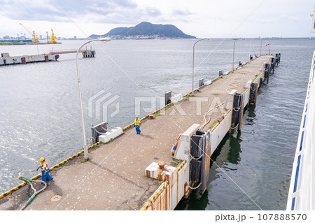 埠頭ターミナル　出航　ホーサーの長さを調整する綱取り作業員 107888570