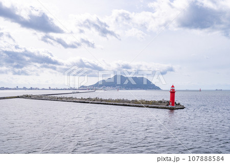 津軽海峡フェリー函館ターミナル　離岸　函館山　船旅 107888584
