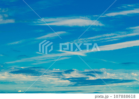 秋の青空に交わる雲 暖色加味 秋の青空に交わる雲 暖色加味 107888618