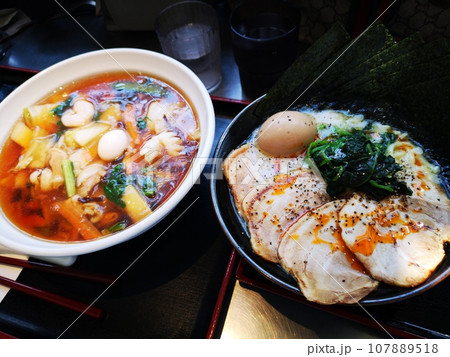 五目ラーメンと豚骨醤油ラーメン 五目ラーメンと豚骨醤油ラーメン 107889518