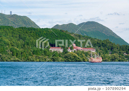 【神奈川県】よく晴れた箱根芦ノ湖と海賊船 107890294