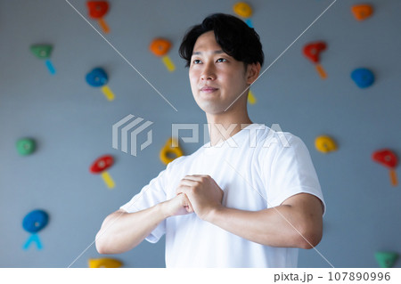 ボルダリングジムに通う若い男性 ボルダリングジムに通う若い男性 107890996