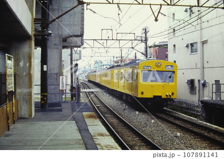 高架化工事中の武蔵新城駅に進入する南武線101系クモハ101-163他、1983年5月27日 高架化工事中の武蔵新城駅に進入する南武線101系クモハ101-163他、1983年5月27日 107891141