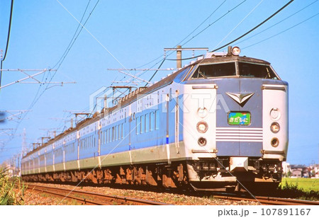 新潟駅を目指して走る急行「きたぐに」号 107891167