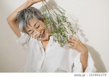 お花を持つグレイヘアの上品な日本人女性 お花を持つグレイヘアの上品な日本人女性 107891279