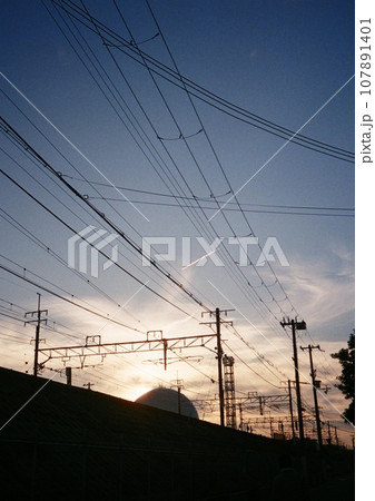 電線のある夕焼け 電線のある夕焼け 107891401