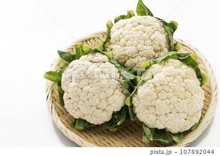 盆ざるに乗せたカリフラワー 107892044