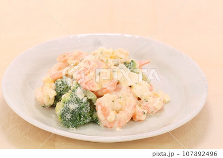 エビとブロッコリーのサラダ　茹で玉子入り 107892496