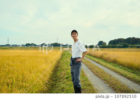 米農家の男性 107892510