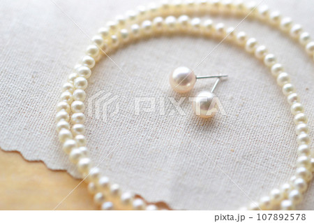 素敵なパールのピアスとネックレス 107892578