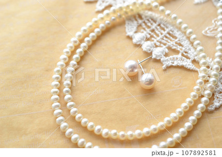 シックなパールのネックレスとピアス シックなパールのネックレスとピアス 107892581
