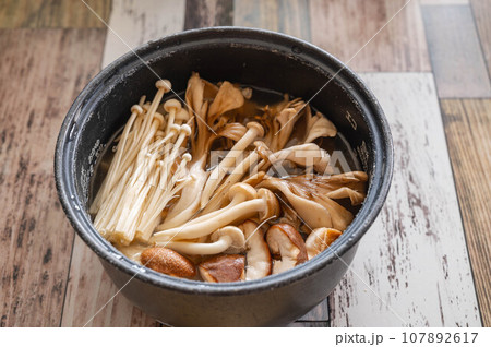 炊く前の具だくさんキノコの炊き込みご飯 炊く前の具だくさんキノコの炊き込みご飯 107892617