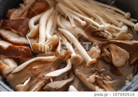 きのこの炊き込みご飯 アップ きのこの炊き込みご飯 アップ 107892618