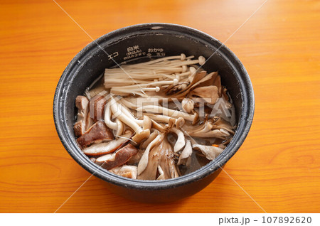 炊く前の具だくさんキノコの炊き込みご飯 107892620