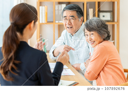 訪問営業を受けるシニアの夫婦 訪問営業を受けるシニアの夫婦 107892676