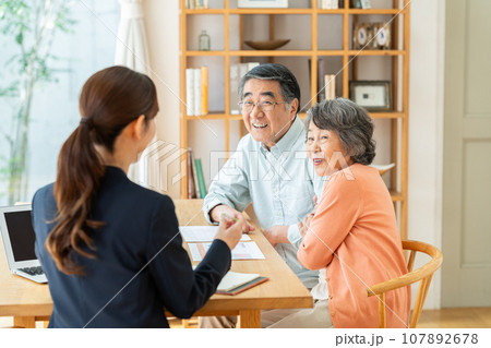 訪問営業を受けるシニアの夫婦 訪問営業を受けるシニアの夫婦 107892678