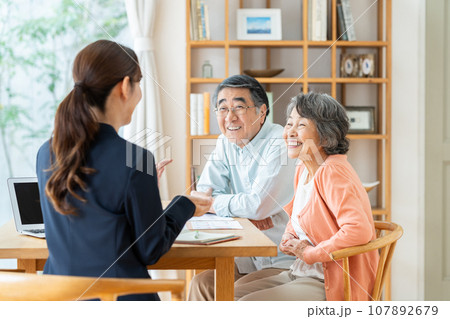 訪問営業を受けるシニアの夫婦 訪問営業を受けるシニアの夫婦 107892679