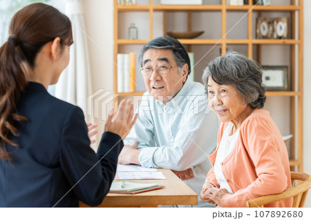 訪問営業を受けるシニアの夫婦 訪問営業を受けるシニアの夫婦 107892680