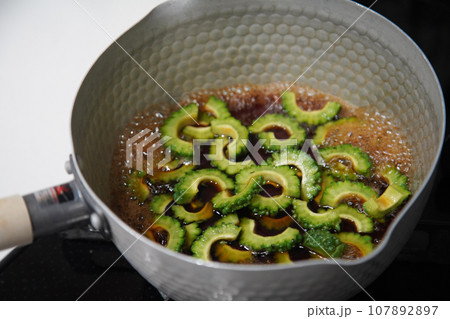 ゴーヤの佃煮を作る様子 107892897