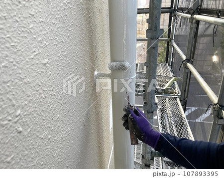 艶ありホワイトで塩ビ管塗装 107893395