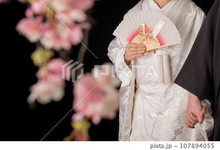 夫婦和装前撮りイメージ白無垢と扇子 夫婦和装前撮りイメージ白無垢と扇子 107894055