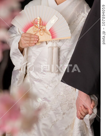 夫婦和装前撮りイメージ白無垢と扇子 夫婦和装前撮りイメージ白無垢と扇子 107894059