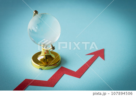 地球儀と上昇矢印　トレンド　増加　グローバル　世界情勢 107894506