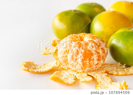 皮を剥いた極早生みかん　温州みかん　ミカン　アルベド 107894509